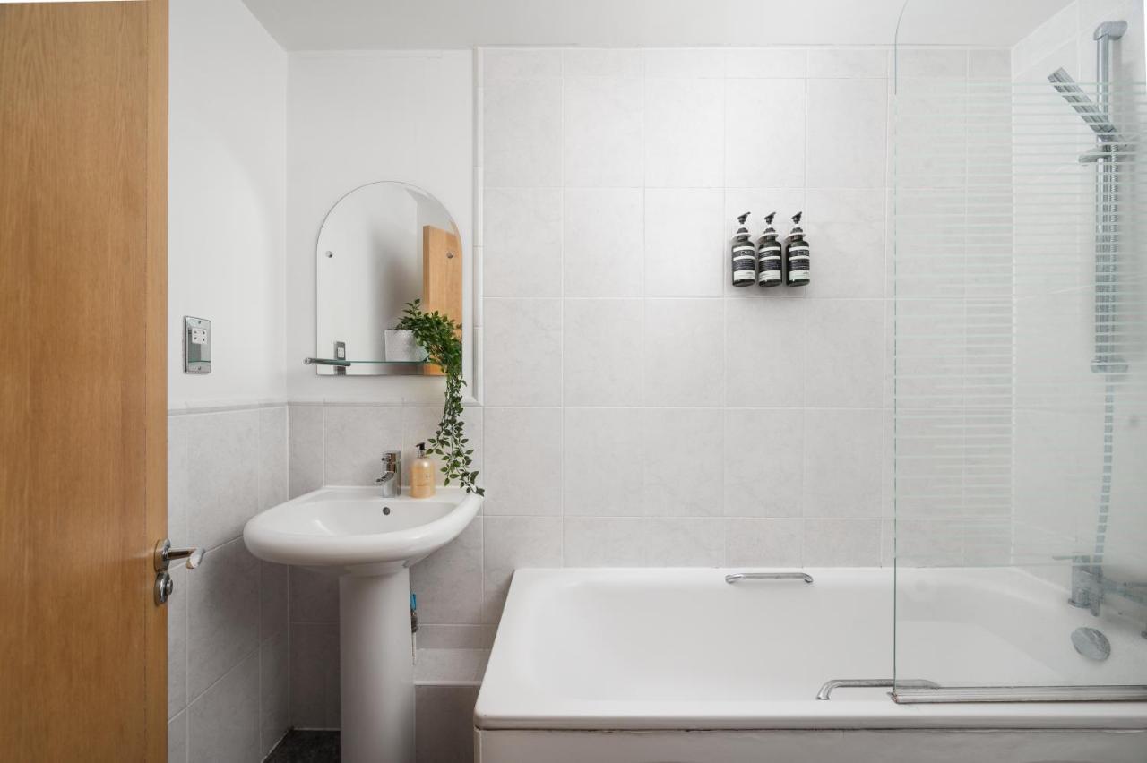 Riverside Balcony Apartments, 10 Minutes From Oxford Circus London Exterior foto
