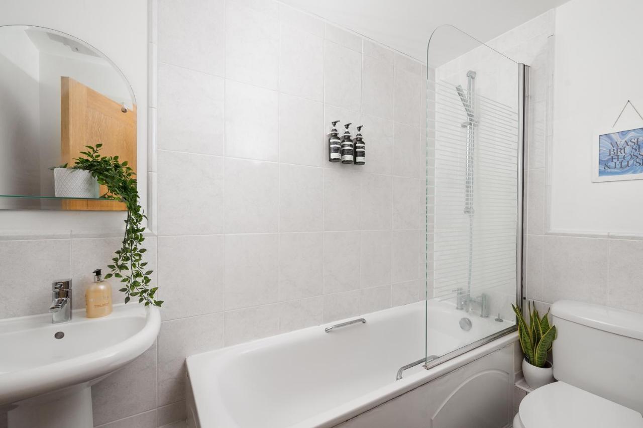 Riverside Balcony Apartments, 10 Minutes From Oxford Circus London Exterior foto